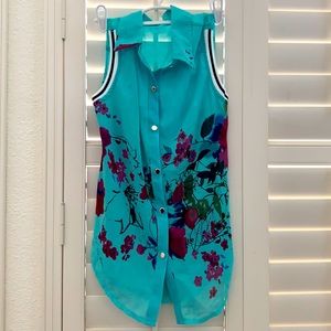 NWOT. Sleeveless Button-Down Top With Floral Print